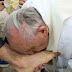 Papa lava y besa pies de presos