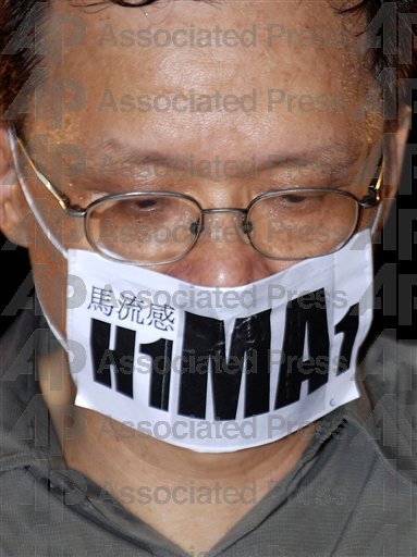 陳立民Chen Lih Ming(陳哲)下張攝於20091001 中國60周年國慶 模仿「H1N1」創作「馬流感 H1MA1」抗議馬英九聯共 此《美聯社》照片 後再獲《時代雜誌》(TIME)刊登
