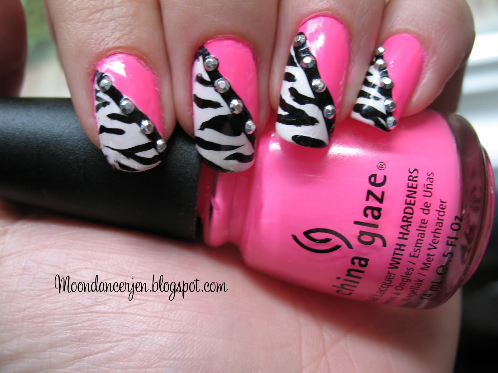 http://2.bp.blogspot.com/-pARvmooE8fw/TnnzuDamiVI/AAAAAAAAFQM/_t1-Z1PQl9c/s1600/hot_pink_zebra_nails.JPG