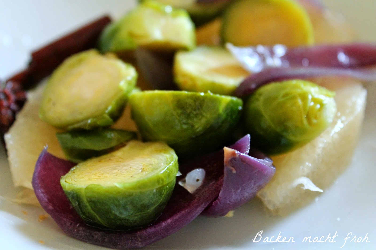 Backen macht froh Ich habe es getan Ottolenghi `s gerösteter Rosenkohlsalat mit Sternanis