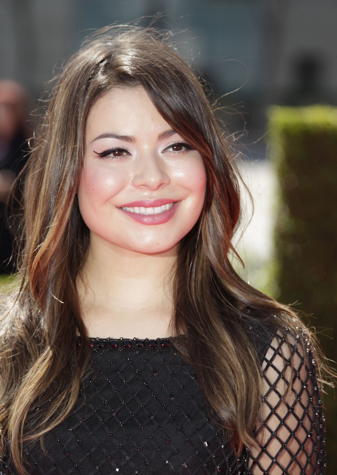 http://2.bp.blogspot.com/-pCBe5JqdvZQ/USCtLNOEYLI/AAAAAAAABo4/8EMlKZrCW58/s1600/2012-Primetime-Creative-Arts-Emmy-Awards-miranda-cosgrove-32278368-2129-3000.jpg
