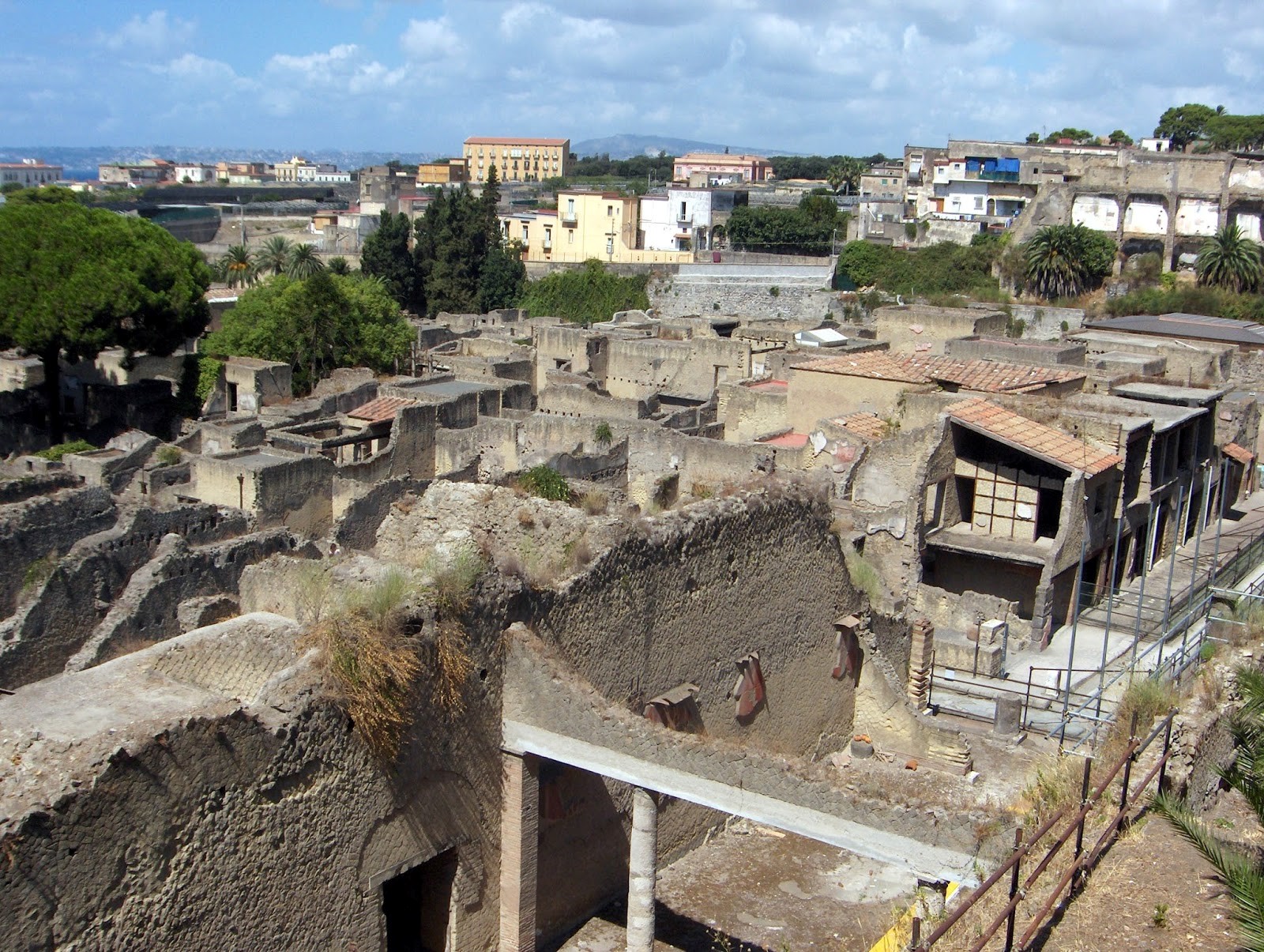 Visiting the ancient wonders of Pompeii and Herculaneum The Roaming Renegades