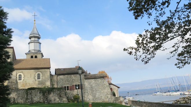 [Image: lang-mang-hoa-no-khap-noi-quanh-ngoi-nha-da-1.jpg]