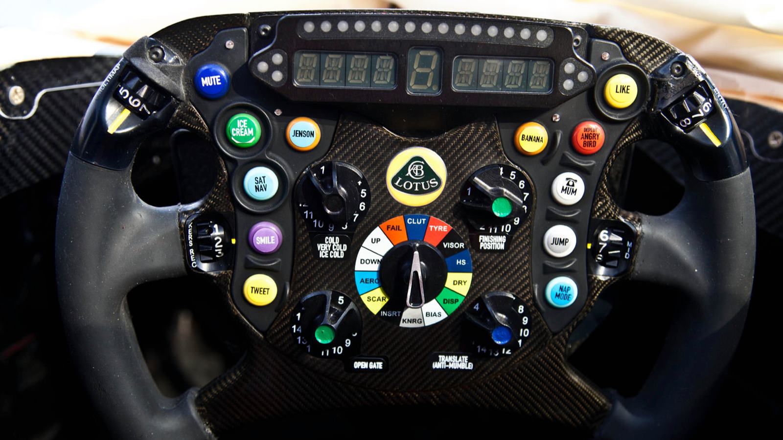 Kimi%2527s+new+steering+wheel.jpg