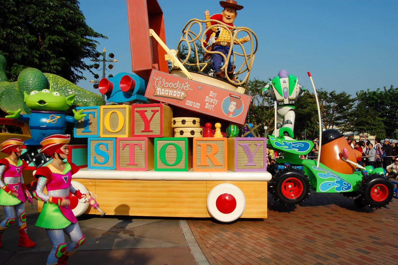 Posh but Cheap Travel: Feeling like a Child again in Hong Kong Disneyland