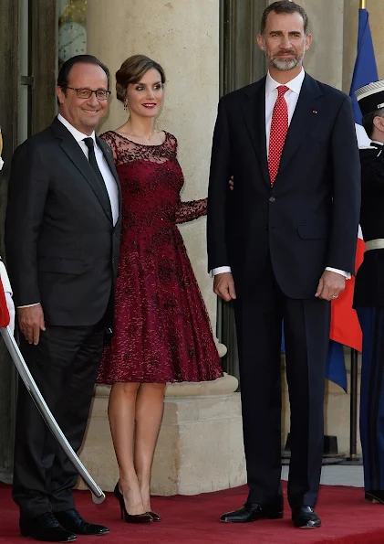 Queen Letizia of Spain and King Felipe VI of Spain attends for the State Dinner hosted by French President François Hollande at the Elysee Palace