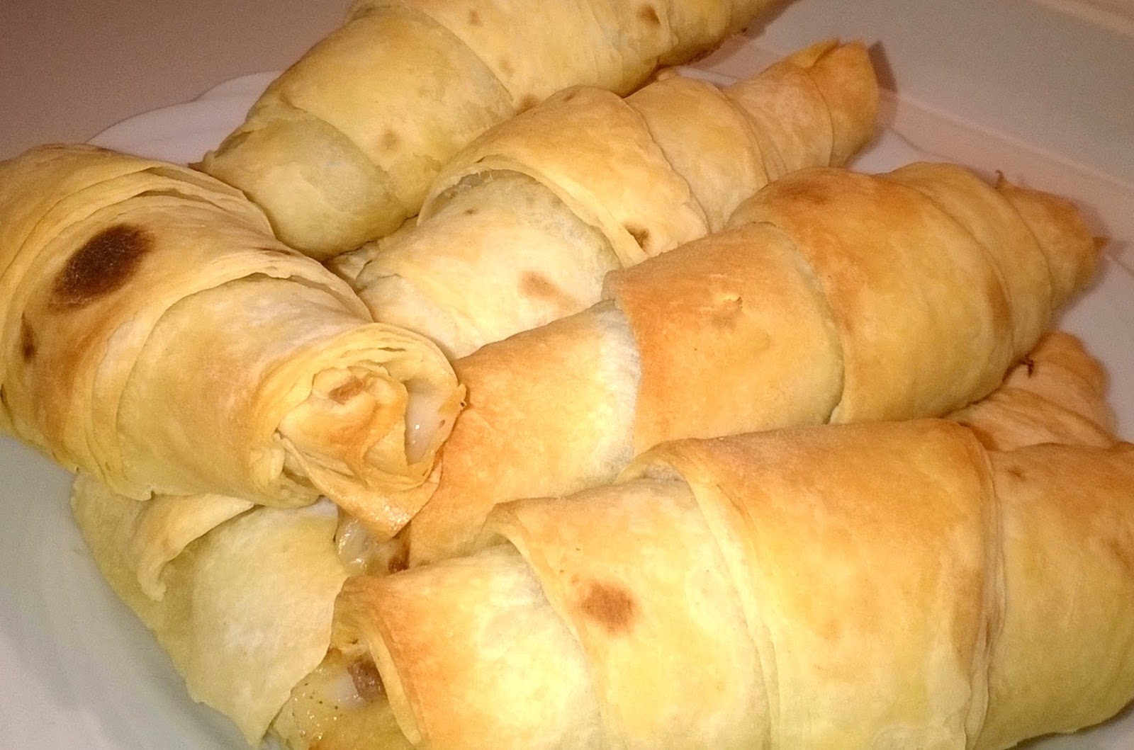 saniyesultan KRUVASAN BÖREK VE MENÜ