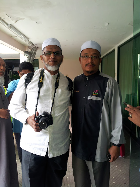Bergambar kenangan dengan Ustaz Kazim Elias selepas program