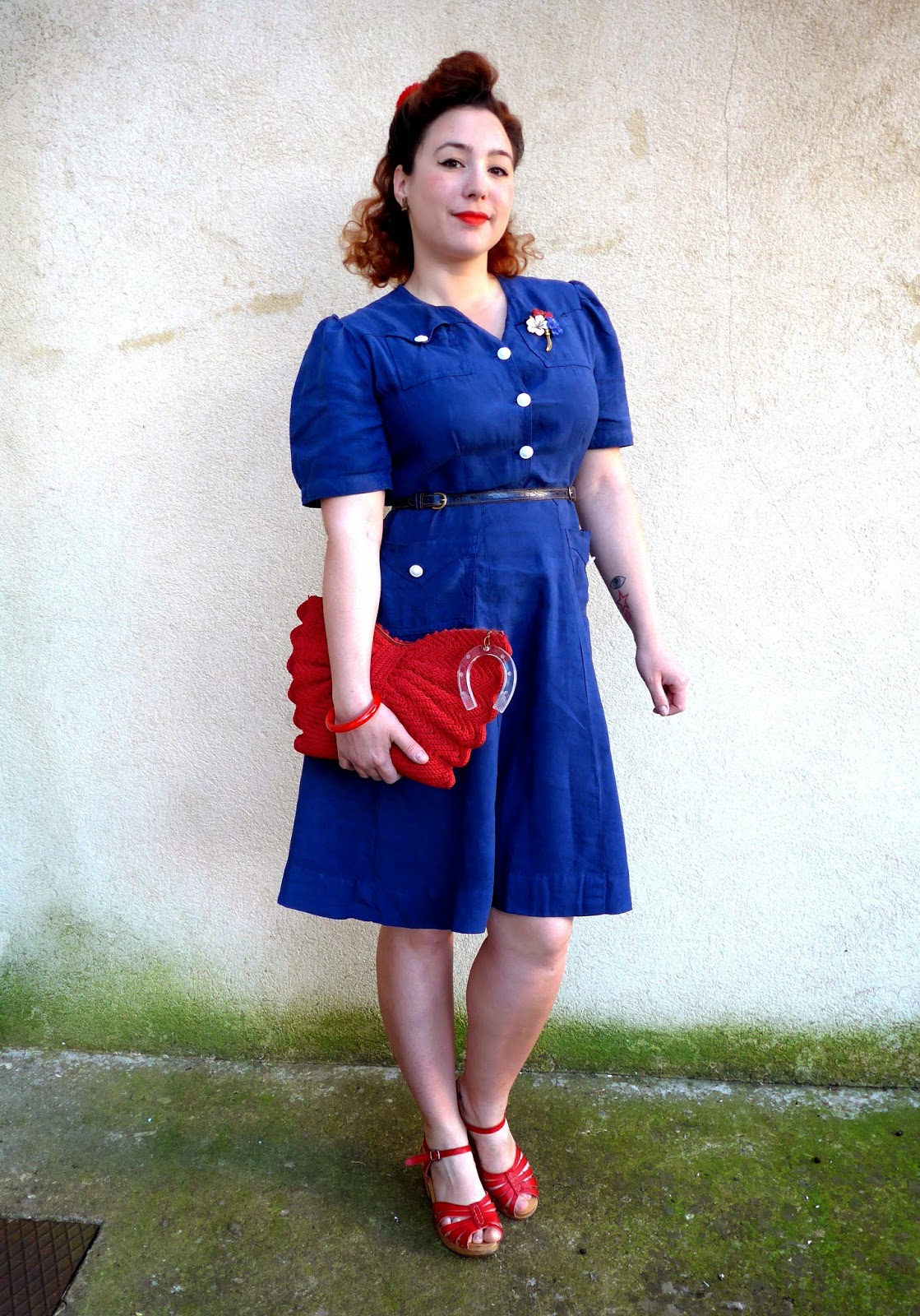 robe bleu chaussure rouge