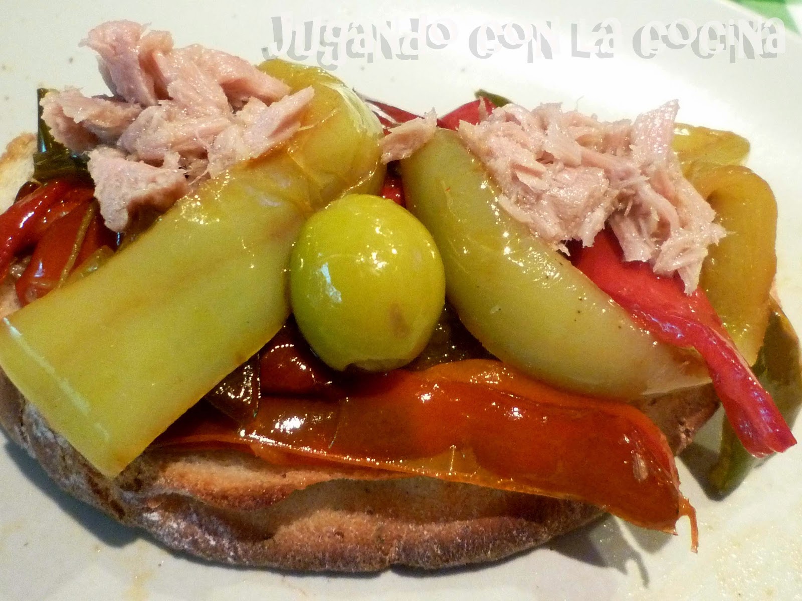 Tosta De Atún Y Fritada De Pimientos
