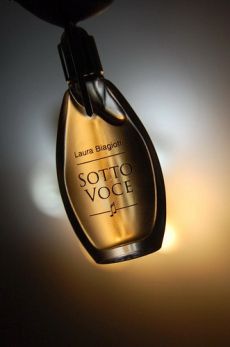 ラウラビアジョッティ ソット ヴォーチェ 香水 25ml ラウラビアジョッティ ソット ヴォーチェ 香水 25ml SOTTO VOCE