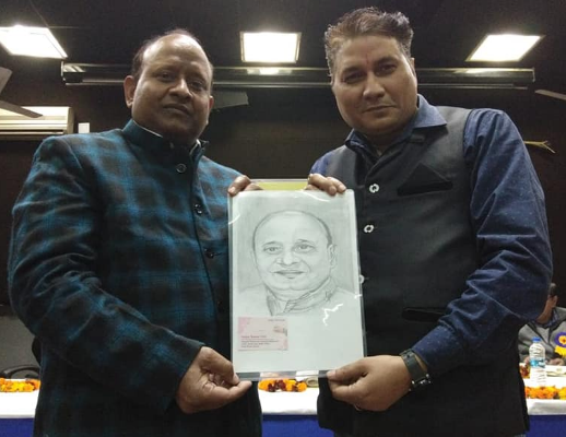 आदरणीय अशोक कश्यप जी को उनका बनाया पेन्सिल स्केच भेंट करते हुए चित्रकार संजय कुमार गिरि 29 दिसम्बर