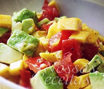 Salada de Abacate com Tomate e queijo receita de salada de abacate preparada com tomate, queijo e molho de mostarda
