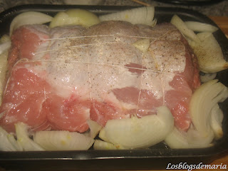 Lomo de cerdo relleno con guarnición de guisantes