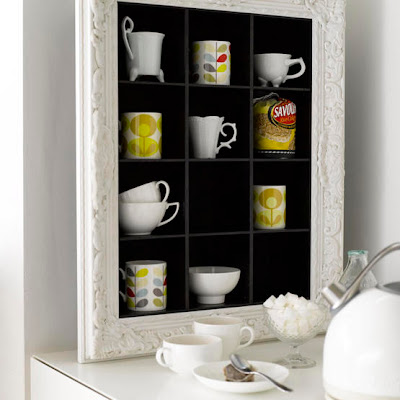 Wandschrank aus Setzkasten und Bilderrahmen Wandschrank aus Setzkasten und Bilderrahmen