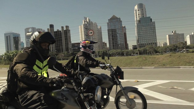 Locação de motocicleta do empregado é lícita se regulamentada por norma coletiva Locação de motocicleta do empregado é lícita se regulamentada por norma coletiva