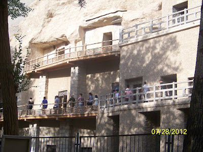 Ils ont fait un mur sur le devant avec des portes pour les grottes Ils ont fait un mur sur le devant avec des portes pour les grottes