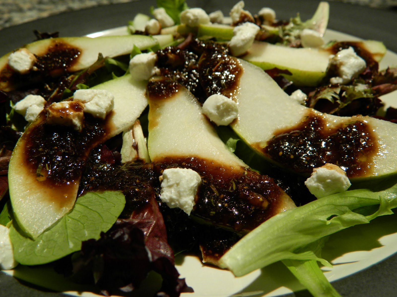 Runner Foodie Mixed Greens Salad with Pears, Goat Cheese and Fig