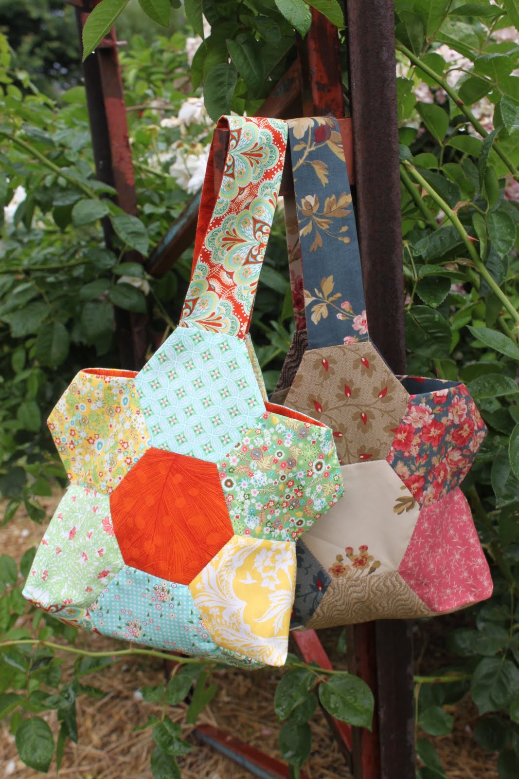 HEXAGON SWAP Hexagon Flower Bag Tutorial by Moda