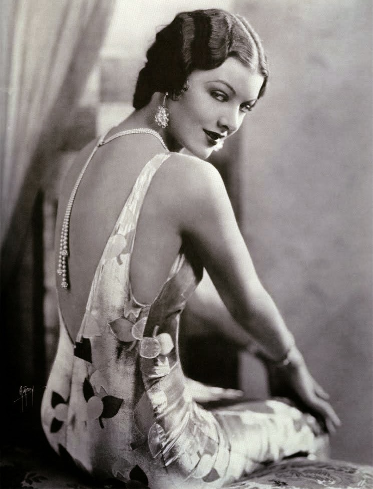 Amazing Historical Photo of Myrna Loy in 1925 