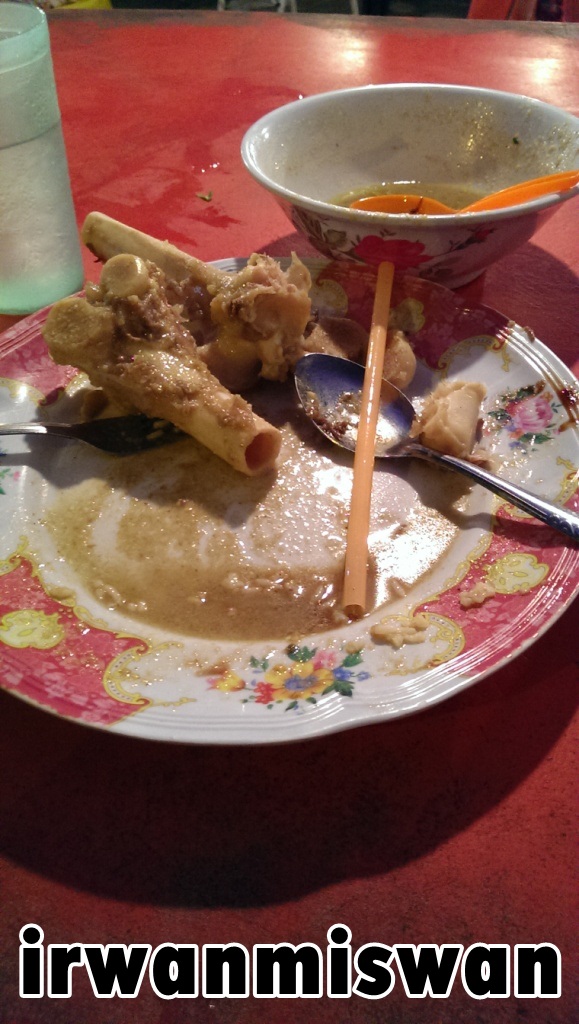 irwanmiswan menikmati sup gearbox kambing mantap