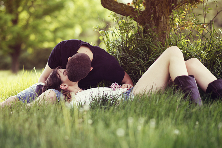 Алексис занимается оральным сексом с парнем на свежем воздухе