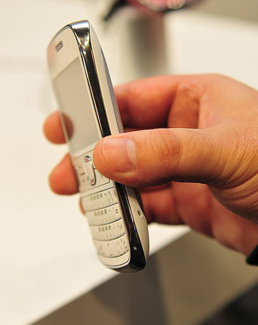 http://2.bp.blogspot.com/-p_1wnaHrmsQ/T03KPHMU80I/AAAAAAAAGa8/AvmXITyZoc4/s1600/8-MWC-2012-Nokia-Asha-302-and-203-Hands-On.jpg