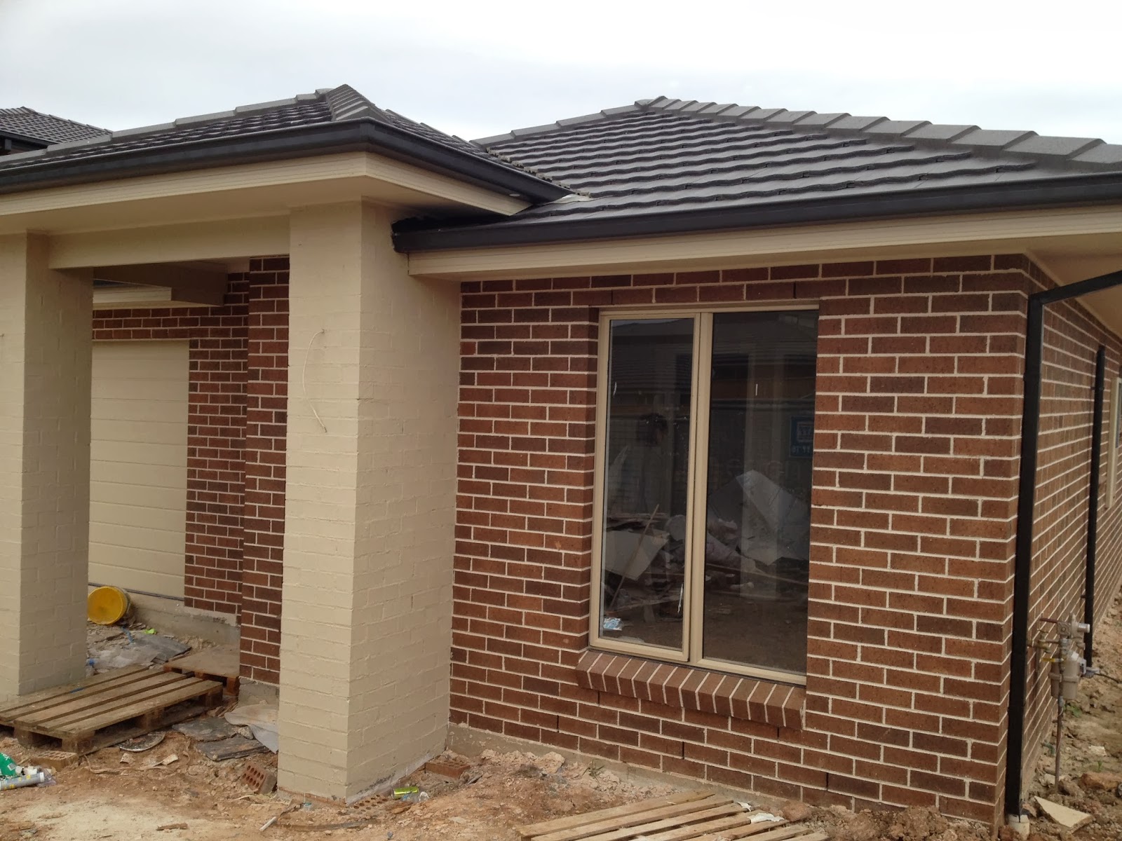 PGH gravel dark grey tile roof House exterior color schemes, Facade house, Stone exterior houses