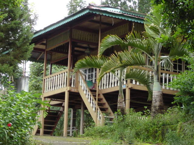 RUMAH PANGGUNG WOLOAN/TOMOHON