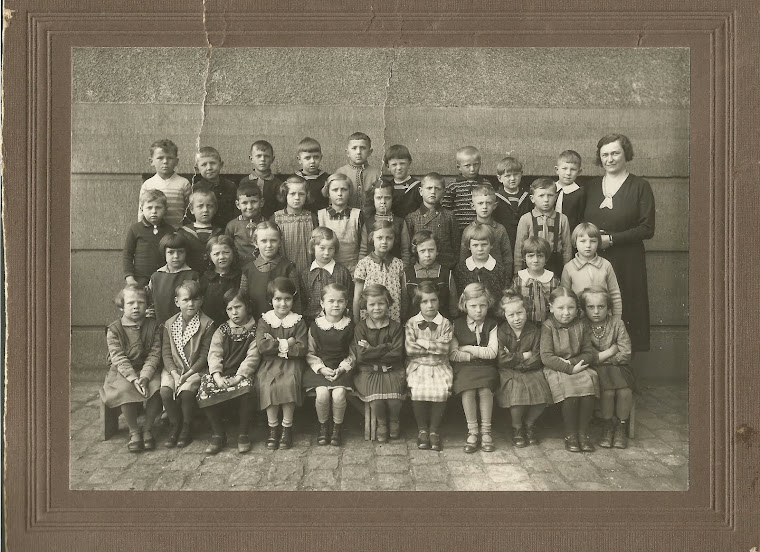 Egbert Grundschule, vermutlich Sperberschule, anfangs der 30iger, erster links oben