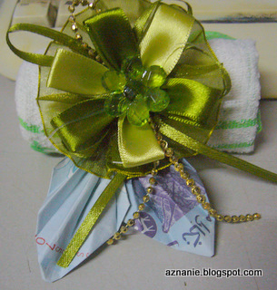 Tentang Aku Melipat Duit Kertas Untuk Hiasan Bunga Dada