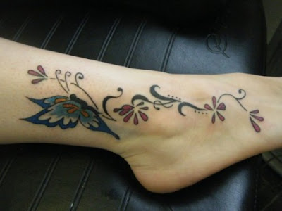 Tattoo no pés flores e borboleta