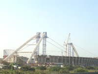 Foto: Construcción de un estadio de fútbol para acoger el Mundial de 2012 en Durban Con tan sólo un 6% de la población total del África subsahariana, el país supone económicamente un tercio de todo el Producto Interior Bruto de la zona, tiene una economía diversificada, un tejido financiero digno del primer mundo y se prepara para acoger la primera gran cita mundial de la que un país africano será protagonista: la fase final de la Copa del Mundo de Fútbol de 2010, un evento que toda la nación, desde políticos a comerciantes, pasando por el ciudadano de a pie, espera con entusiasmo y con la esperanza de que constituya el despegue definitivo para Sudáfrica.