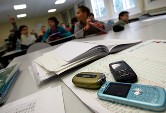 the drawbacks of students using mobile phones at school Mobile phones can be fantastic when it comes to the safety of your children so many parents encourage their use but are they really needed at school we look at the pros and cons. the drawbacks of students using mobile phones at school Mobile phones can be fantastic when it comes to the safety of your children so many parents encourage their use but are they really needed at school we look at the pros and cons.