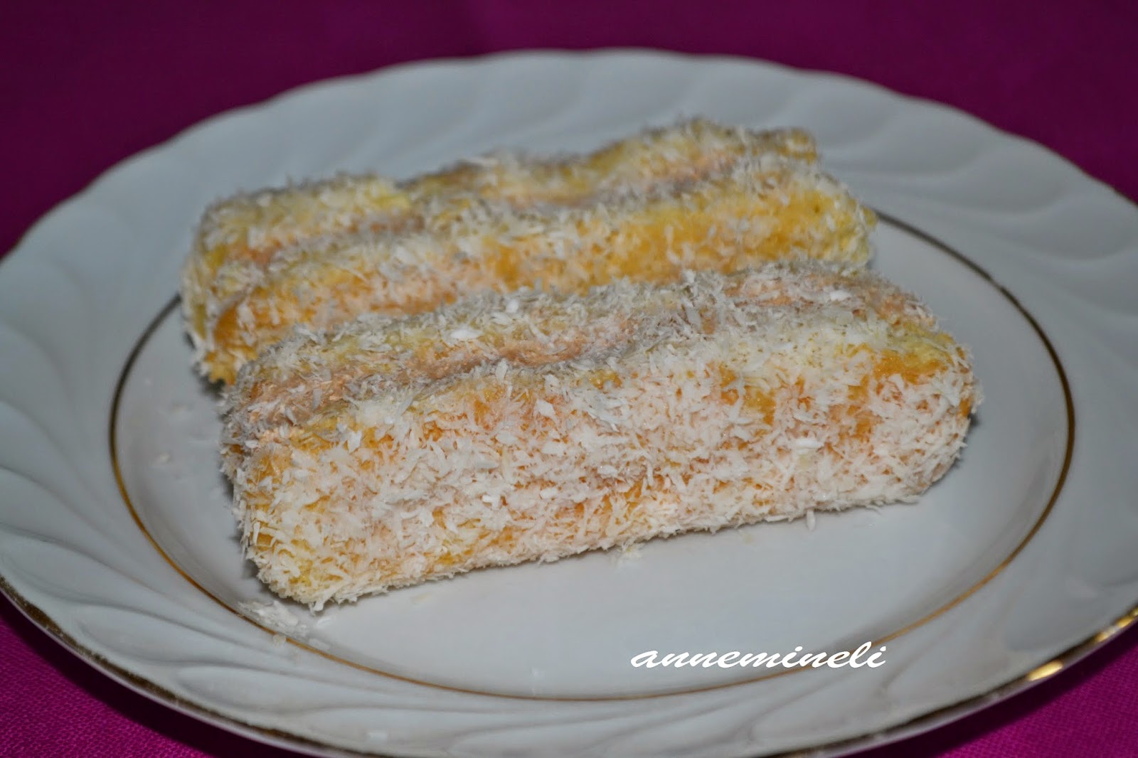 ANNEMİNELİ KEDİ DİLİ BİSKÜVİSÜNDEN KOLAY PASTA TARİFİ