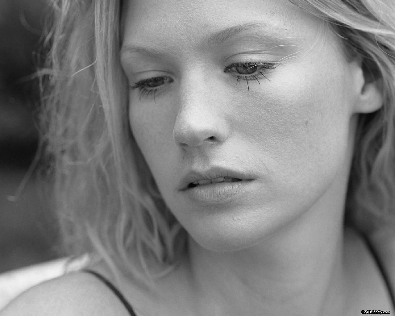 http://2.bp.blogspot.com/-pl5hEHFd2Rc/UESNauPjTkI/AAAAAAAAC_Q/zNxZDZXRP44/s1600/January-Jones-pic.jpg
