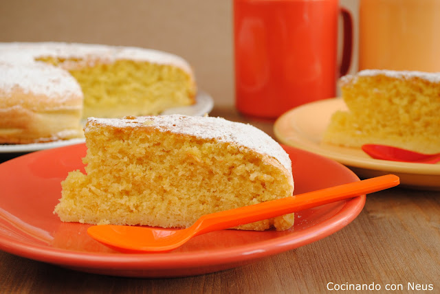 Bizcocho de claras con naranja y aroma de azahar