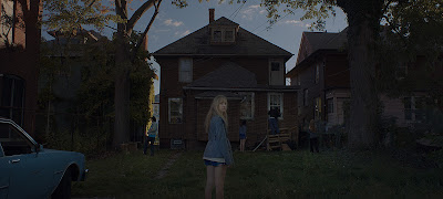 Corrente do Mal (It Follows) Trailer legendado, posteres e imagens