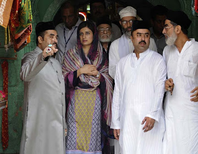 Hina Rabbani Khar visited the shrine of Muslim Sufi saint Hazrat Nizamuddin Aulia in delhi india