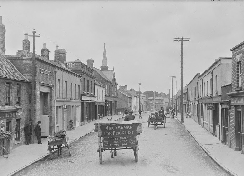 25 Amazing Vintage Photographs Capture Street Scenes of Dublin in the