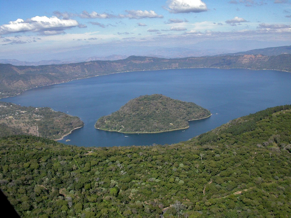 Озеро Коатепеке в Сальвадоре, с термальными источниками рядом, имеет большой потенциал развития туризма