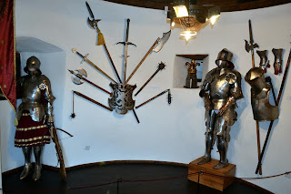 Pictures from inside the Castle Bran (Brasov, Transylvania) Photo weapons Hall 
