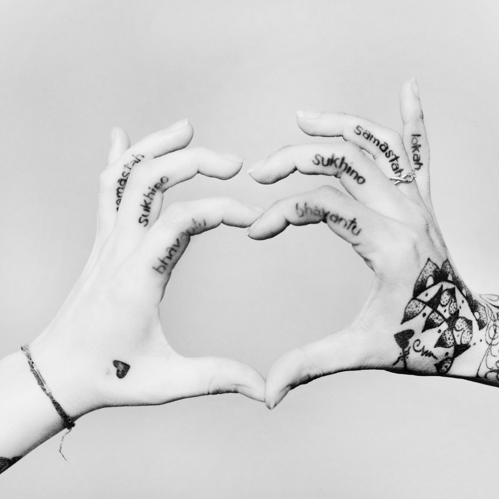 http://2.bp.blogspot.com/-prrJmANTZ-c/TfWRLqCYTSI/AAAAAAAAATo/TsrQKNJqe20/s1600/yoga+tattoo+hands.jpg
