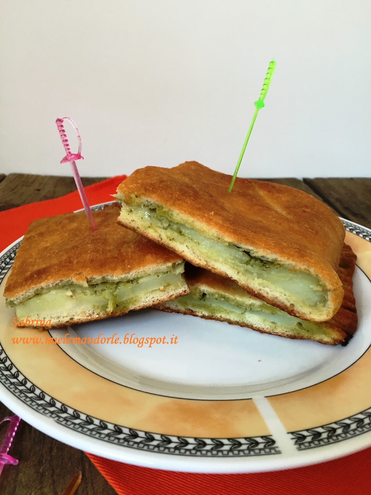 Miel & Mandorle Focaccia con pesto, patate e stracchino
