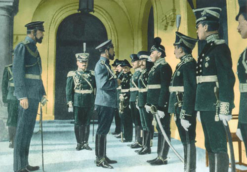 Николай II и выпускники Севастопольской авиашколы. Ноябрь, 1910 г.