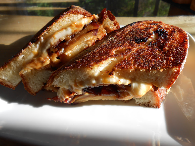 Eat cook and love Grilled cheese au trio de cheddars, aux pommes caramélisées et au bacon