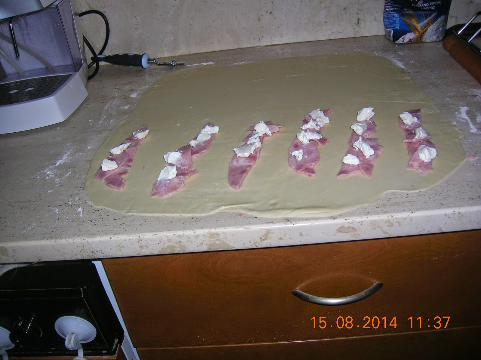grissini con pasta sfoglia veloce  farciti - tagliatelle con  vongole- pesce finto - polpette di melanzane-medaglioni di manzo farciti - pane fatto in casa  con lievito madre