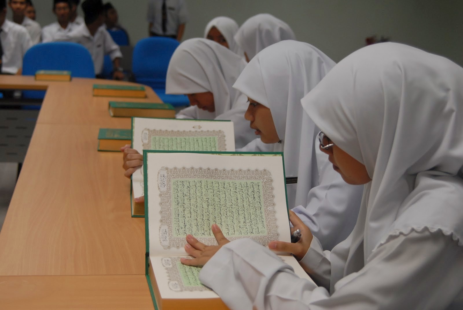 Keutamaan dan Adab Membaca Al Qur’an