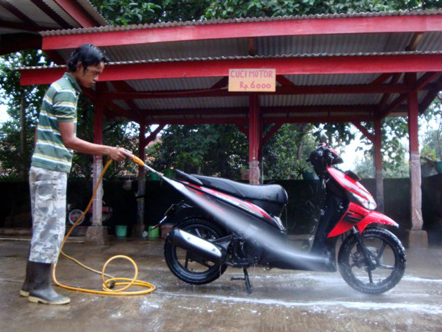 dan halaman rumah yang bisa masuk 3 atau 4 motor untuk tempat