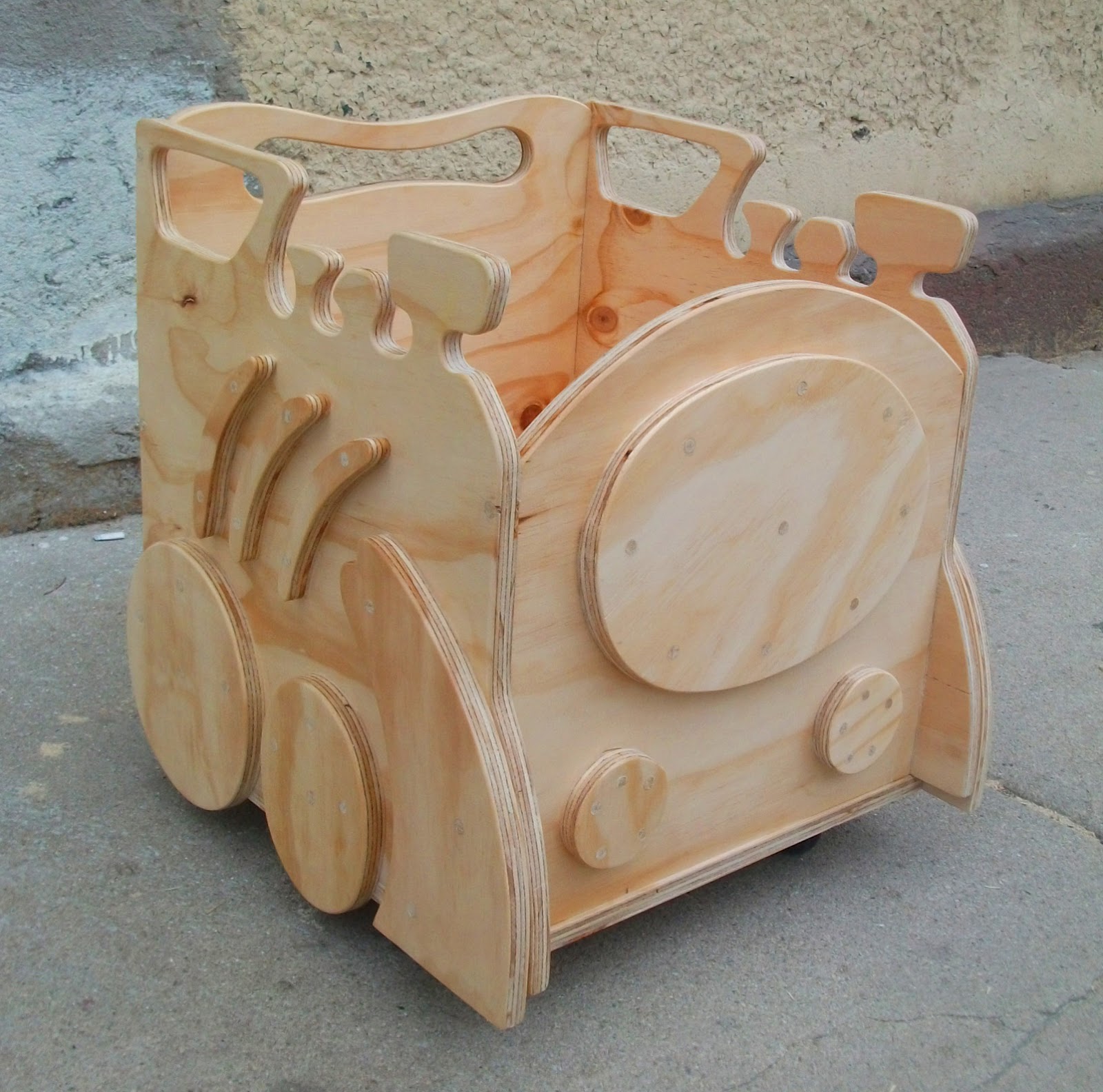 carrito de madera para guardar juguetes